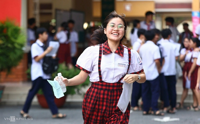 9998990f4131f56fac20-174933942-5587-3335-1749423432 Thí sinh dự thi lớp 10 tại trường THCS Đặng Tấn Tài, TP Thủ Đức, phấn khởi sau giờ thi môn Tiếng Anh, chiều 6/6. Ảnh: Quỳnh Trần