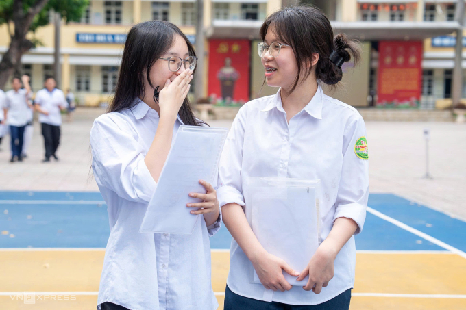 9f3c038c-8f92-4c7c-ae03-6a7b90-7606-5372-1749221191 Thí sinh làm thủ tục thi lớp 10 ở Hà Nội, sáng 6/6. Ảnh: Tùng Đinh
