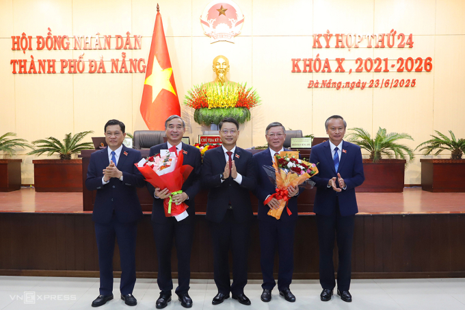 a-1750670745-3574-1750670995 Ông Lê Trung Chinh (thứ hai từ trái qua) và ông Lê Văn Trung nhận hoa từ lãnh đạo HĐND TP Đà Nẵng, chiều 23/6. Ảnh: Nguyễn Đông