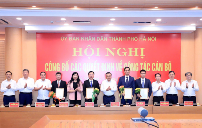 a-nh-1750645448-2855-1750645612 Lãnh đạo thành phố Hà Nội tặng hoa, chúc mừng các nhân sự mới được bổ nhiệm, sáng 23/6. Ảnh: Hoàng Phong