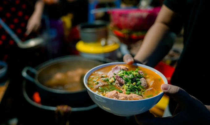 a-nh-3-thay-1750472020-1750472-4042-1357-1750472150 Bún bò Huế - một món ăn đặc sản của vùng đất Cố đô. Ảnh: Visithue