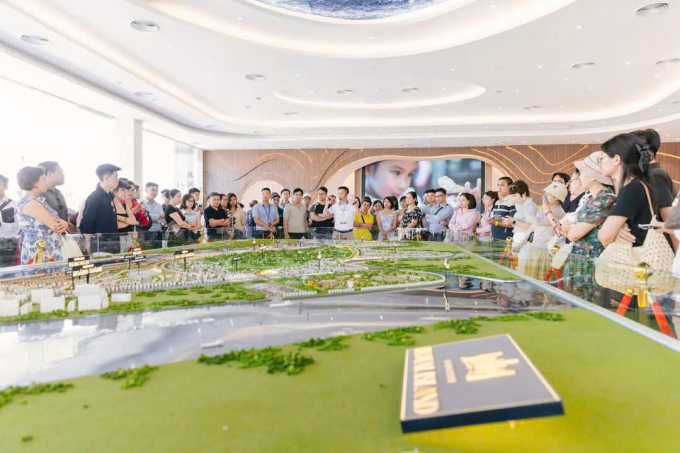 a1-1749350989-5794-1749352309-1 Nhiều nhà đầu tư tham quan sa bàn dự án bất động sản Hải Phòng. Ảnh: Vinhomes