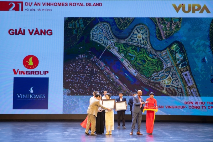 a1-1750737615-9195-1750737889 Đại diện Vinhomes Royal Island nhận giải vàng tại Giải thưởng Quy hoạch đô thị quốc gia lần thứ IV.