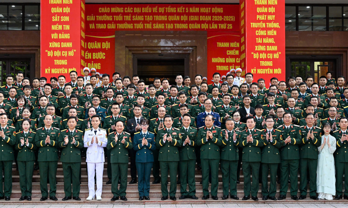 a1-jpg-1749971797-1749971805-4821-1749971896 Đại tướng Phan Văn Giang (thứ 8, trái sang) chụp ảnh với các cá nhân được tuyên dương tại lễ trao giải. Ảnh: Việt Trung