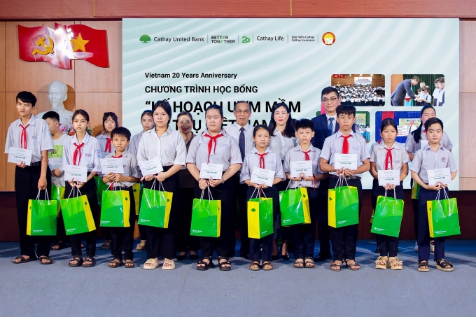 a1-thumb-1749779169-3217-1749779195 CUBHCM trao tặng 360 suất học bổng, tổng trị giá 360 triệu đồng cho học sinh địa phương. Ảnh: CUBHCM
