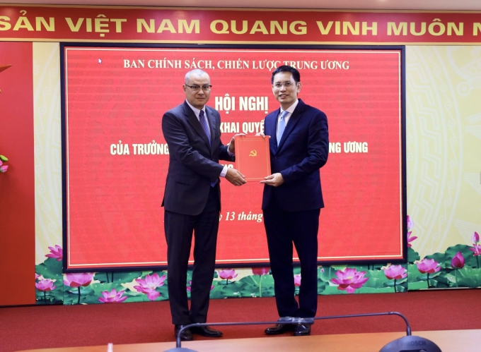 a6c59457-386f-475f-a27c-0575a3-7128-7274-1749822850 Ông Phạm Đại Dương, Phó trưởng Ban Chính sách, chiến lược Trung ương trao Quyết định cho ông Nguyễn Hồng Hiển. Ảnh: Ban Chính sách, chiến lược Trung ương