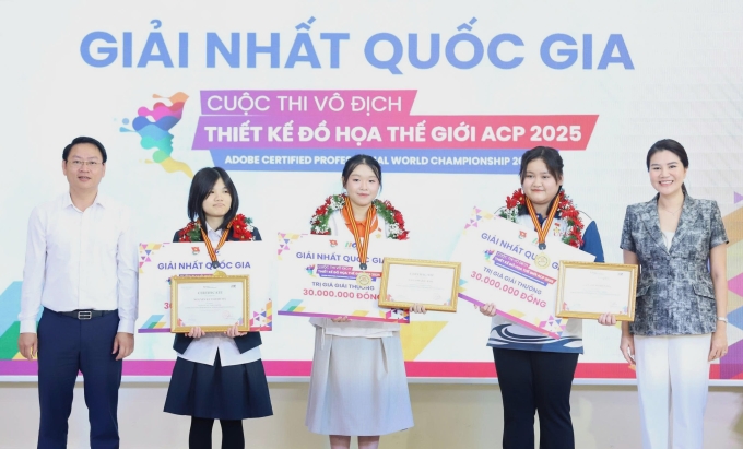 a9021f6aaff11baf42e0-1-1749818-4581-3713-1749818637 Ban tổ chức trao giải nhất cho ba nữ sinh trong cuộc thi vô địch thiết kế đồ họa cấp quốc gia, ngày 13/6. Ảnh: Thùy Dung