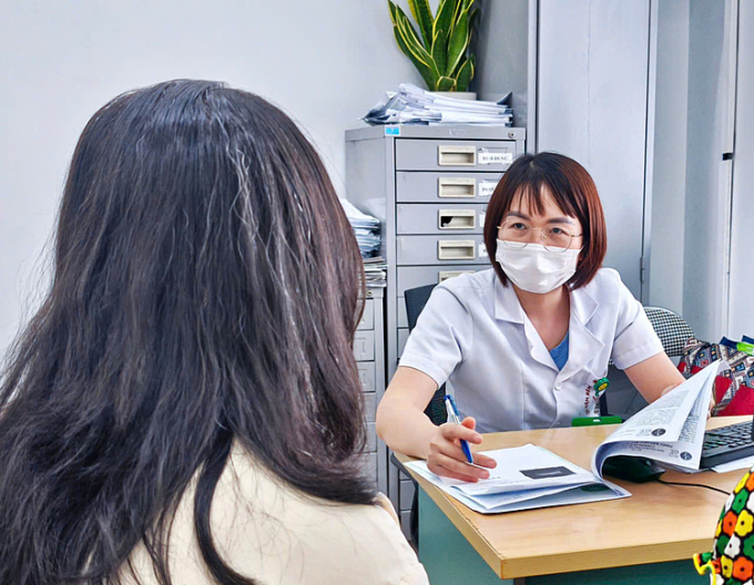 ac91ae5698632f3d7672-175072828-7065-3879-1750728395 Bác sĩ thăm khám cho bệnh nhân. Ảnh: Bệnh viện cung cấp