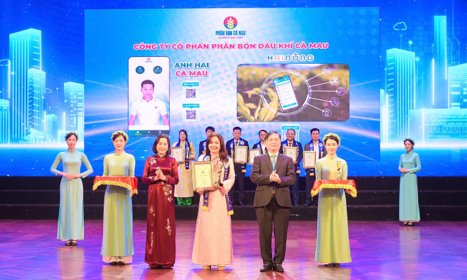 ad22e394e8515f0f0640-175075715-2724-5208-1750757478 Đại diện PVCFC (nữ đứng giữa) nhận biểu trưng vinh danh. Ảnh: PVCFC