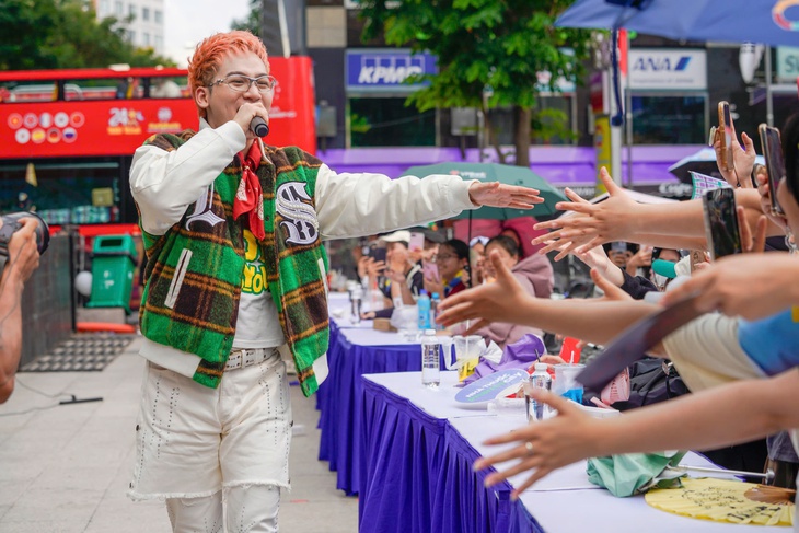 ali-hoang-duong-ngay-khong-tien-mat-song-so-song-chat-van-trung-17499680430711976033635 ‘Mách nước’ cho bạn trẻ sống chất, sống có kỷ niệm trong thời đại số - Ảnh 1.