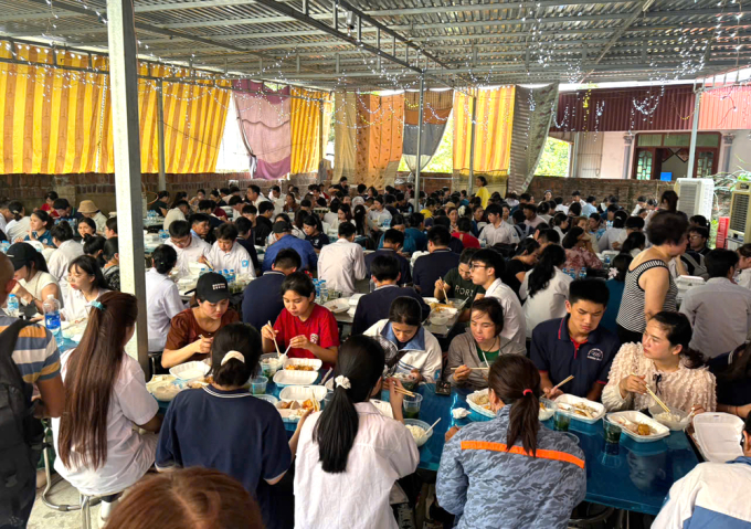 an-1750932793-6704-1750934809 Thí sinh và phụ huynh ăn trưa miễn phí tại một nhà dân ở xã Trung Giã, Sóc Sơn, Hà Nội. Ảnh: Hội LHPN xã Trung Giã cung cấp