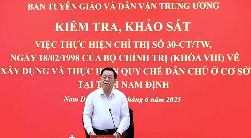 Ủy viên Bộ Chính trị, Bí thư Trung ương Đảng, Trưởng Ban Tuyên giáo và Dân vận Trung ương Nguyễn Trọng Nghĩa phát biểu.