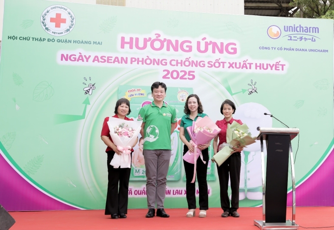 anh-1-vne-1750061560-9359-1750061652 Ông Takahiro Okada, Tổng giám đốc Diana Unicharm, cùng đại diện Trung tâm Y tế và Hội chữ thập đỏ quận Hoàng Mai tại lễ phát động hưởng ứng ngày Asean phòng chống sốt xuất huyết. Ảnh: Diana Unicharm