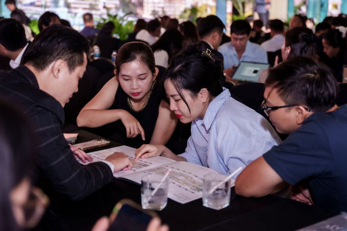 anh-3-1750216616-4697-1750217124 Chuyên viên kinh doanh tư vấn cho khách hàng tại sự kiện. Ảnh: Masterise Homes