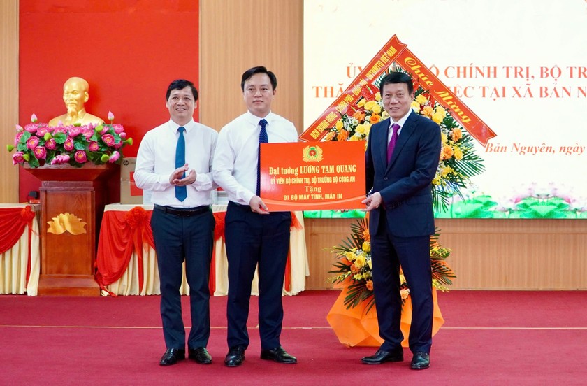 Đại tướng Lương Tam Quang tặng hoa, quà chúc mừng Đảng bộ, chính quyền, Nhân dân xã Bản Nguyên. (Ảnh: Khánh Trang)