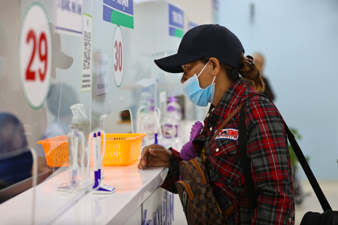 anh-chup-man-hinh-2025-06-12-l-3943-7695-1749691852 Bệnh nhân chờ khám bệnh tại Bệnh viện Ung Bướu TP HCM cơ sở 2, TP Thủ Đức, tháng 6/2024. Ảnh:Quỳnh Trần