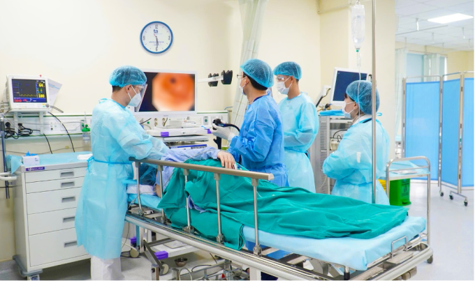anh1-1751267996-4178-1751268094 Bác sĩ nội soi đại trực tràng cho người bệnh. Ảnh minh họa: Bệnh viện Đa khoa Tâm Anh