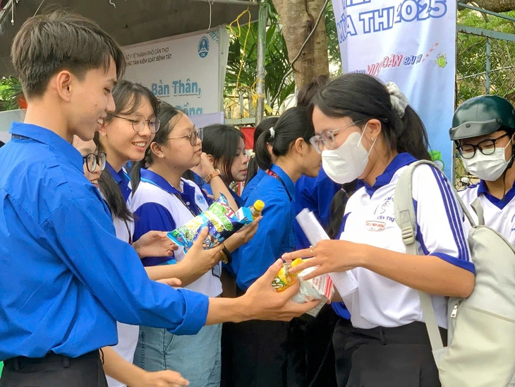 anh2-1750902200330873137194 tốt nghiệp - Ảnh 3.