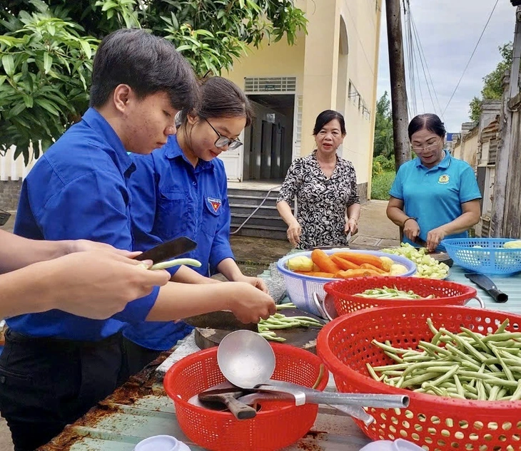 anh4-1750908162153331186211 Cơm ngon, canh ngọt miễn phí chờ sĩ tử sau buổi thi - Ảnh 4.