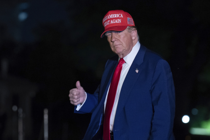 ap25120077839681-6171-1750846394 Tổng thống Mỹ Donald Trump ra hiệu với các phóng viên ở khuôn viên Nhà Trắng ngày 29/4. Ảnh: AP