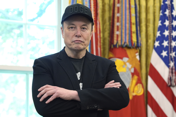 ap25150648925119-6679-1749168274 Elon Musk tham dự cuộc họp báo với Tổng thống Donald Trump tại Phòng Bầu dục, Nhà Trắng, hôm 30/5. Ảnh: AP