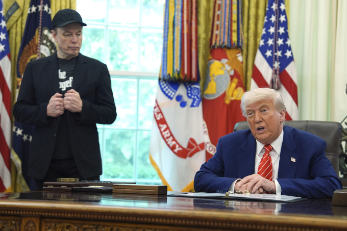 ap25150697163376-7687-1749184025 Tổng thống Mỹ Donald Trump (phải) và tỷ phú Elon Musk tại Nhà Trắng ngày 30/5. Ảnh: AP