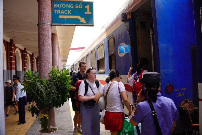 b4c44b94-ac66-4b2a-83d3-6eacc3-7558-1277-1749636450 Du khách nước ngoài tại ga Huế, tháng 6. Ảnh: Tuấn Anh