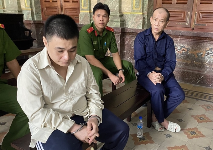b9447d47f8d24c8c15c3-174971307-9831-9874-1749713592 Bị cáo Nguyễn Anh Tú (ngoài) và Cao Lương Thái tại tòa hôm nay. Ảnh: Hải Duyên