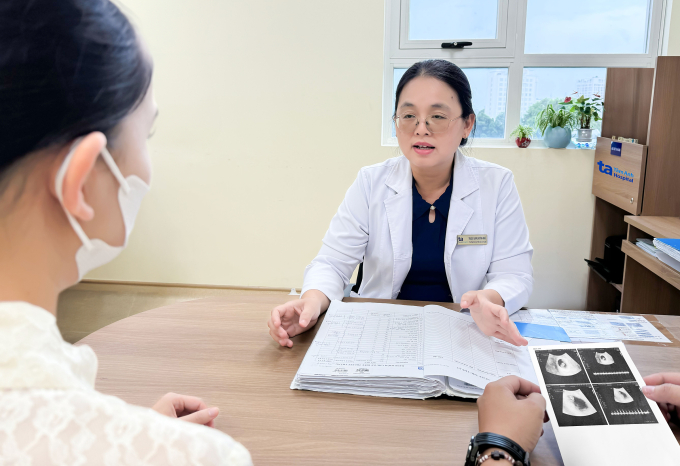 ba-c-nhu-1-2-1-1-1750643816-17-3742-8451-1750644245 ThS.BS Giang Huỳnh Như trao đổi với một cặp vợ chồng hiếm muộn đã đậu thai. Ảnh minh họa: Hoài Thương