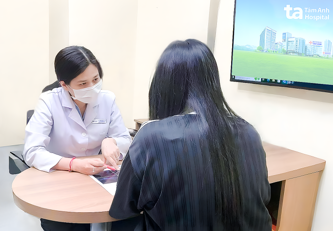 ba-o-1-1749716093-1749716105-8-7394-5703-1749772864 Bác sĩ Trâm tư vấn điều trị béo phì cho chị Quỳnh. Ảnh: Bệnh viện cung cấp