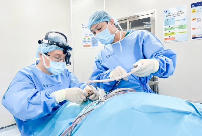 ba-o-1750331614-1750331645-371-3695-9416-1750377763 Bác sĩ Tường (ngồi) phẫu thuật cắt amidan cho anh Thái. Ảnh: Bệnh viện Đa khoa Tâm Anh