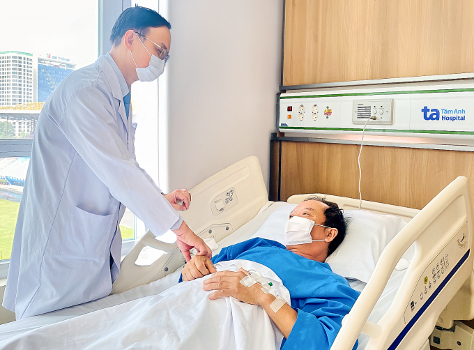 ba-o-3-1749695159-5116-1749695-7354-6987-1749698082 Bác sĩ Hữu thăm ông Quản sau điều trị. Ảnh: Bệnh viện Đa khoa Tâm Anh