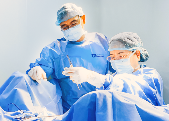 bac-si-dieu-tri-tieu-khong-kie-2381-9992-1750315964 Bác sĩ Hồng Oanh (phải) và BS.CKI Phạm Cao Tháp phẫu thuật đặt lưới nâng niệu đạo cho bà An. Ảnh: Bệnh viện cung cấp