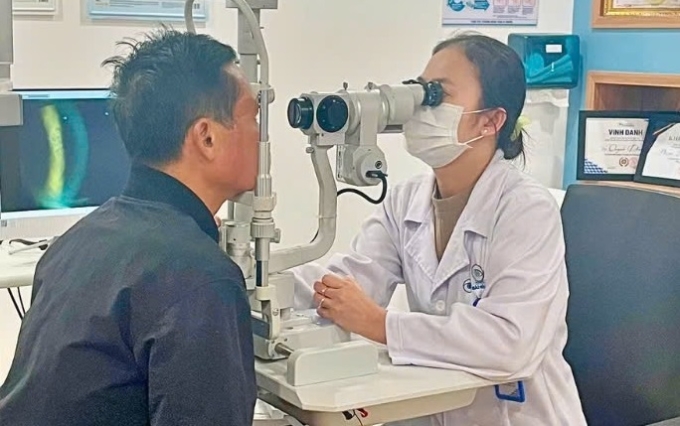 bac-si-kham-mat-1750242355-5447-1750242602 Bác sĩ khám mắt cho bệnh nhân. Ảnh: Bệnh viện cung cấp