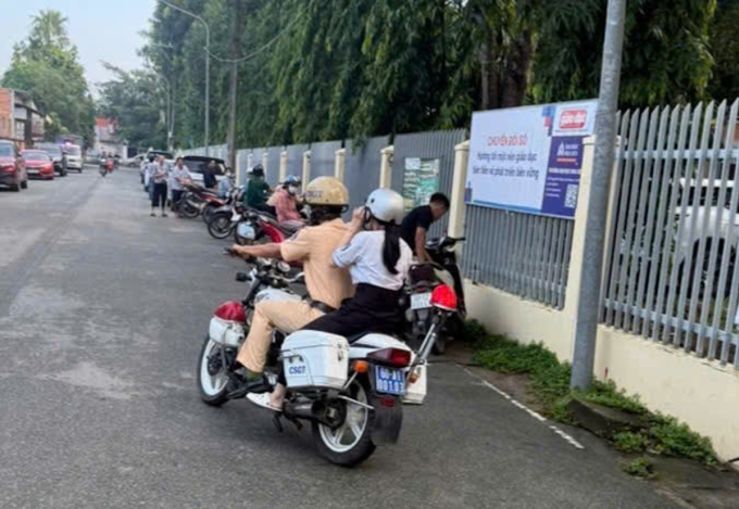 bafa9cf47814cf4a9605-175098922-3422-3933-1750989285 CSGT dùng xe chở thí sinh đi đổi thẻ dự thi cách nhau 5km. Ảnh: Thái Hà