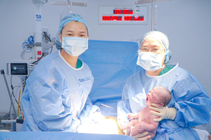 bao1-2-1750635907-2964-1750636142 Êkíp phẫu thuật mổ lấy thai giúp chị Hạnh sinh con trai khỏe mạnh ở tuổi 50. Ảnh: Tuệ Diễm
