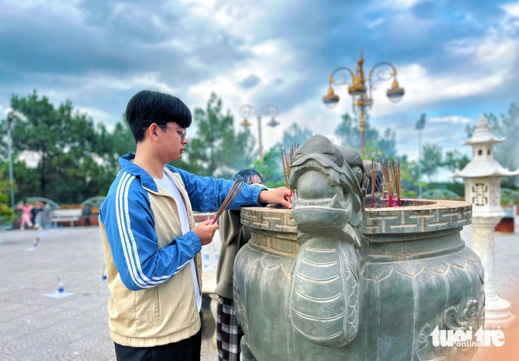 base64-1750823410812238970556 Sĩ tử Huế đến di tích Văn thánh, chùa Huế để cầu may trước ngày thi tốt nghiệp THPT - Ảnh 4.