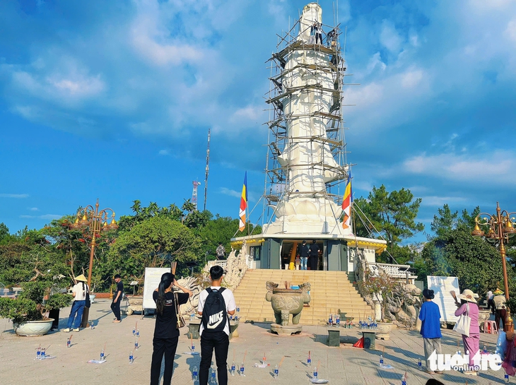 base64-1750823410843188369476 Sĩ tử Huế đến di tích Văn thánh, chùa Huế để cầu may trước ngày thi tốt nghiệp THPT - Ảnh 5.