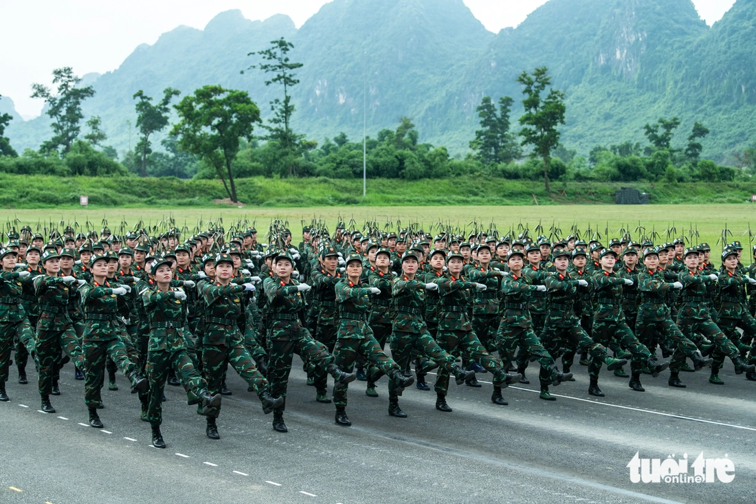 base64-17508328365861958964110 Hơn 7.000 chiến sĩ quân đội hợp luyện diễu binh, diễu hành - Ảnh 6.