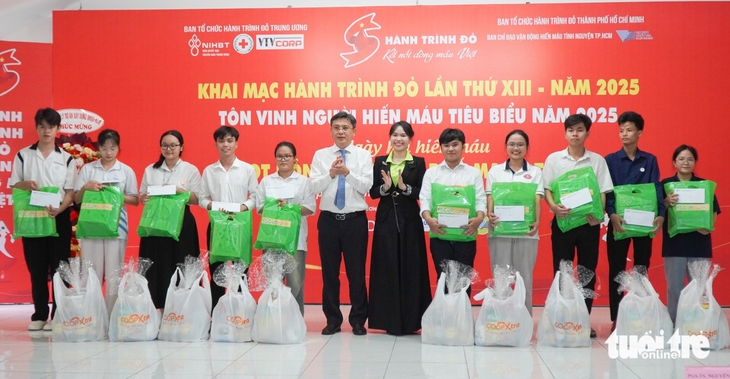 base64-17508337082552025024005 1.000 'giọt hồng' từ thành phố mang tên Bác góp vào Hành trình đỏ - Ảnh 1.