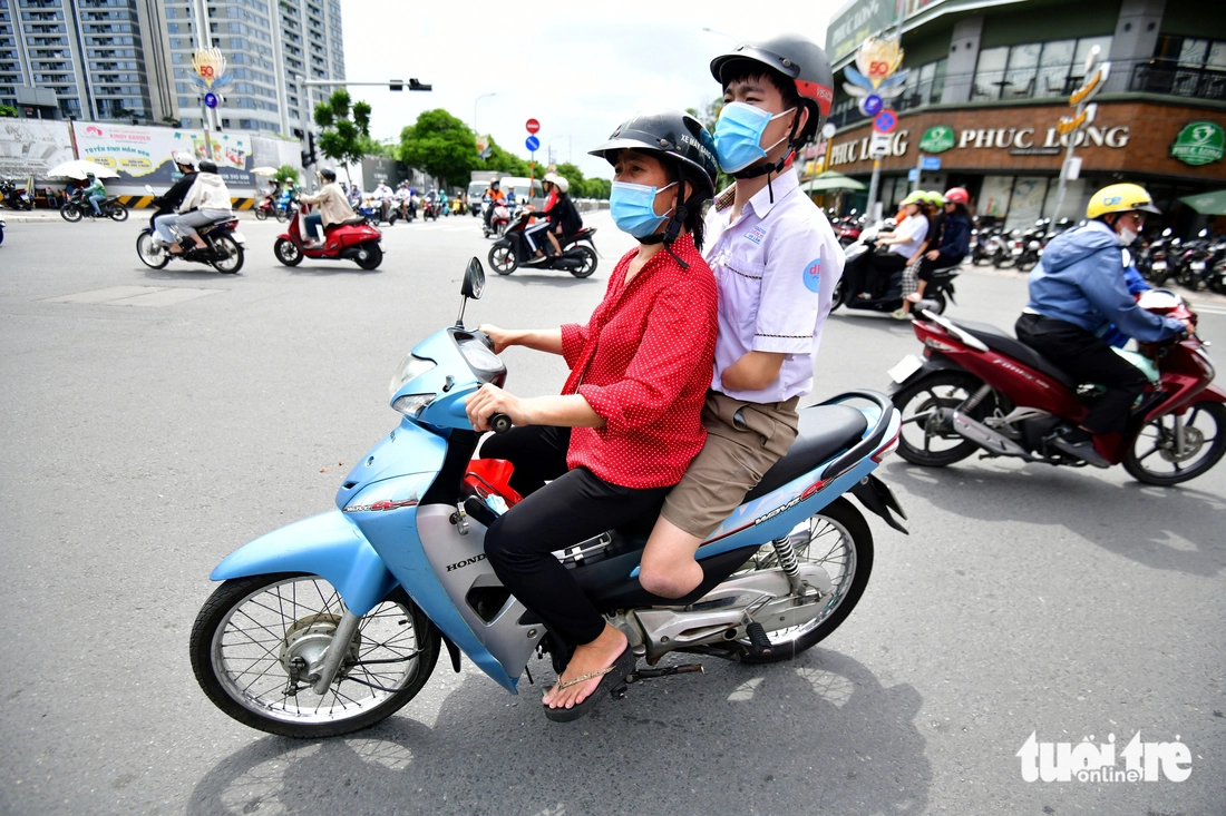 base64-1750935898980170729108 Gia Lâm đi thi tốt nghiệp, không bàn tay nhưng không muốn phiền thầy cô viết bài thay - Ảnh 2.