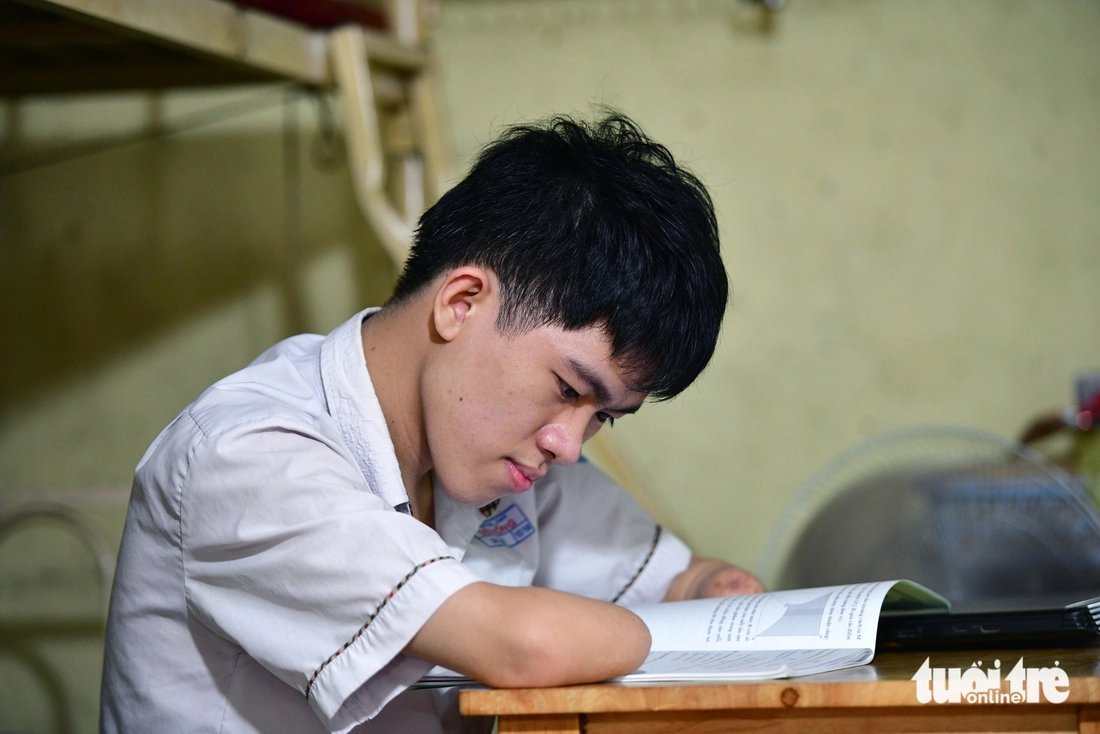 base64-1750935946227534458395 Gia Lâm đi thi tốt nghiệp, không bàn tay nhưng không muốn phiền thầy cô viết bài thay - Ảnh 3.