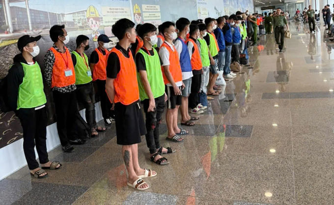 bat-tai-san-bay-1751016338-4238-1751020126 Hàng chục nghi phạm bị bắt tại một sân bay. Ảnh: Hòa Vang