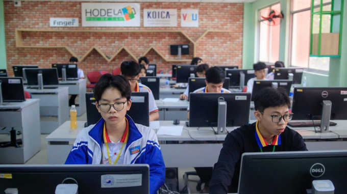 ben-tra-i-1750412438-3963-1750412795 Minh Hiếu (bên trái) trong kỳ thi Olympic Tin học miền Trung – Tây Nguyên lần thứ VI năm 2025. Ảnh: Nhân vật cung cấp
