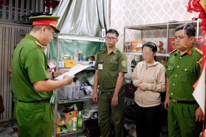 bi-khoi-to-ban-hang-online-175-4836-5333-1750077357 Cơ quan điều tra đọc quyết định khởi tố bị can đối với bà Thu. Ảnh: Hắc Minh
