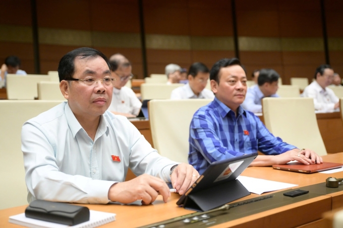 bieu-quyet-25-6-1-1750818772-8300-1750819334 Các đại biểu nghe Bộ trưởng Tài chính Nguyễn Văn Thắng đọc báo cáo giải trình, trước khi bấm nút thông qua Luật Ngân sách (sửa đổi), sáng 25/6. Ảnh: Cổng TTĐT Quốc hội