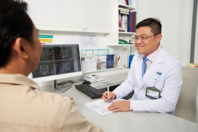bs-1750739127-9730-1750739293 TS.BS Võ Công Minh tư vấn cho bệnh nhân phương pháp điều trị điếc đột ngột. Ảnh: Bệnh viện FV