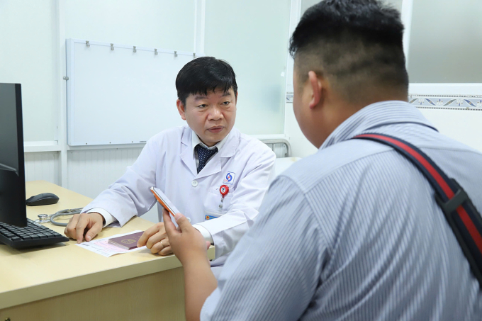bs-tan-nhan-dan-gia-dinh-17502-6823-4113-1750236782 TS.BS Võ Văn Tân, Trưởng Khoa Nội Thần kinh, Bệnh viện Nhân dân Gia Định, khám tại phòng khám chuyên gia vệ tinh ở Bệnh viện Đa khoa Sài Gòn, ngày 18/6. Ảnh: Song Khuê