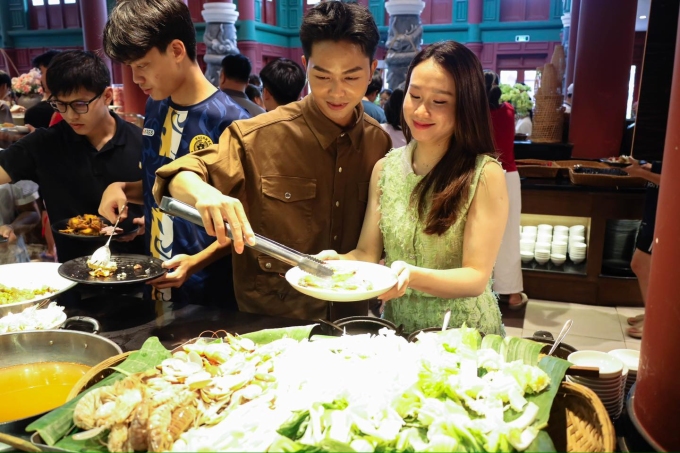 buffet-xu-rong-sun-world-ha-lo-8969-4382-1750732407 Buffet phục vụ du khách tới 80 món ăn đa dạng. Ảnh: Sun Group