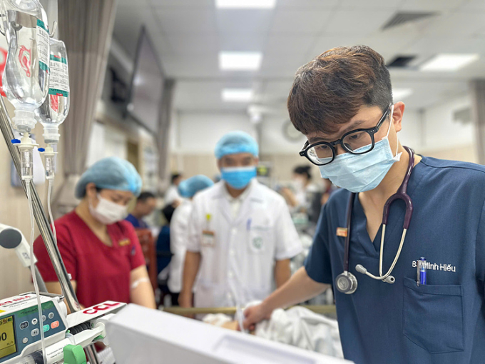 c0e25594d5f061ae38e1-174882741-5172-9352-1748851560 Bác sĩ Hiếu trong ca cấp cứu một bệnh nhâh. Ảnh: Thúy Quỳnh